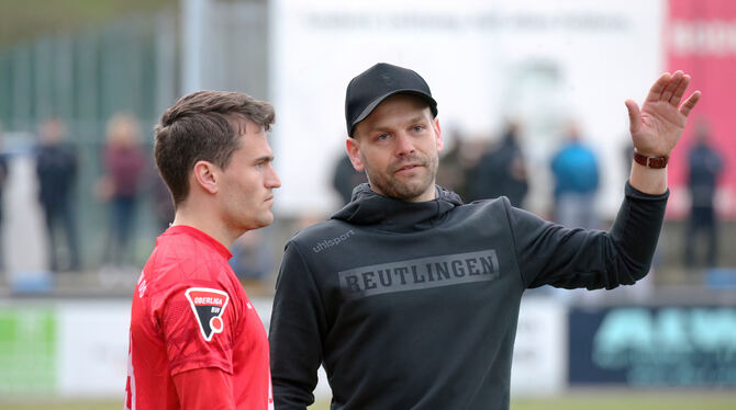 Tom Schiffel ist auf dem Platz als Spieler und Führungsperson gefragt. Rechts: Trainer Philipp Reitter.