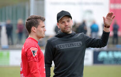 Tom Schiffel ist auf dem Platz als Spieler und Führungsperson gefragt. Rechts: Trainer Philipp Reitter. 