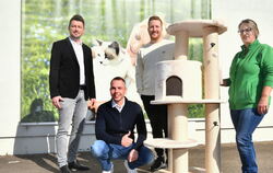 Siegerbild mit Kratzbaum: Sebastian Häberle (Zweiter von rechts) bekam von "Fressnapf"-Marktleiterin Heike Metzger, Geschäftsfüh