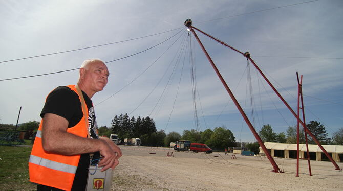 Beim Auf- und Abbau hat Zeltmeister Anton »Toni«  Kirov das Sagen. Der 58-jährige Bulgare arbeitet seit 33 Jahren bei Circus Kro