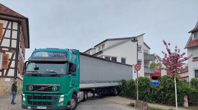 Ermstal hilft ist wieder mit einem 40-Tonnen-Laster in die Ukraine unterwegs. Beim Beladen in Neuhausen war es so eng, dass der