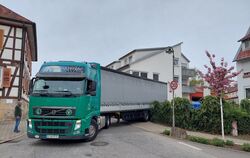 Ermstal hilft ist wieder mit einem 40-Tonnen-Laster in die Ukraine unterwegs. Beim Beladen in Neuhausen war es so eng, dass der 