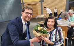 Bürgermeister Simon Baier überraschte die älteste Besucherin des Seniorennachmittages, Ingeborg Nieswand, mit einem Blumenstrauß