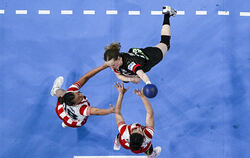 Ungewohnte Perspektive: Die deutschen Handballerinnen, für die hier die Metzingerin Maren Weigel (oben) gegen Paraguay einen Tre