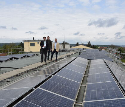 Solaranlagen so weit das Auge reicht: Bürgermeister Steffen Heß, André Mosch und Marcel Modschiedler (von links) vom Gomaringer 