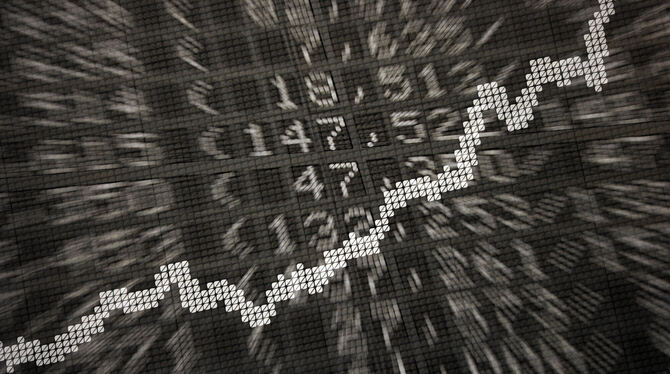 Die große Anzeige in der Börse zeigt die Dax-Kurve und verschiedene Börsenkurse (Aufnahme mit Doppelbelichtung).