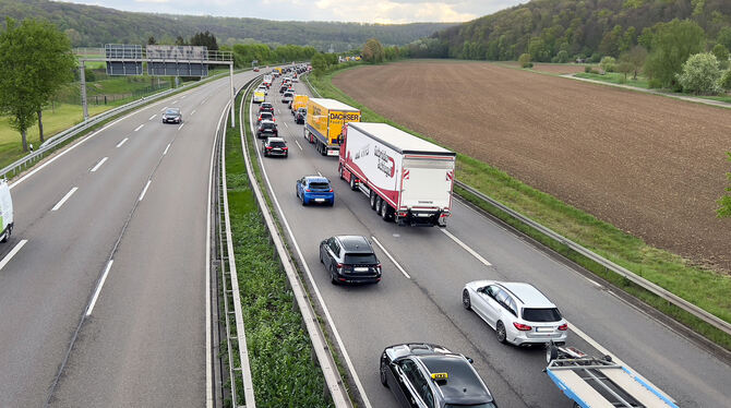 Arbeiten auf der B 27: In Richtung Kirchentellinsfurt ist der Verkehr zur Rush Hour zähflüssig.
