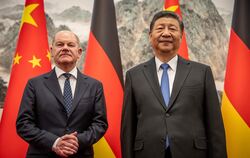  Bundeskanzler Olaf Scholz (SPD) wird von Xi Jinping, Staatspräsident von China, im Staatsgästehaus empfangen.