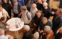 Engagierte und teilweise emotionale Diskussionen bei der Bürgerinformation zum Mobilitätskonzept der Stadt Bad Urach in der Fest