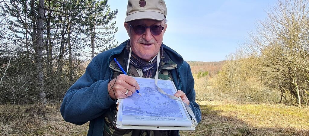 Günter Künkele  verzeichnet auf der Tageskarte, wo er welchen Vogel gehört oder gesehen hat. 