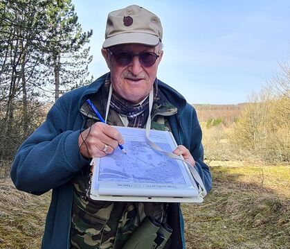 Günter Künkele  verzeichnet auf der Tageskarte, wo er welchen Vogel gehört oder gesehen hat. 
