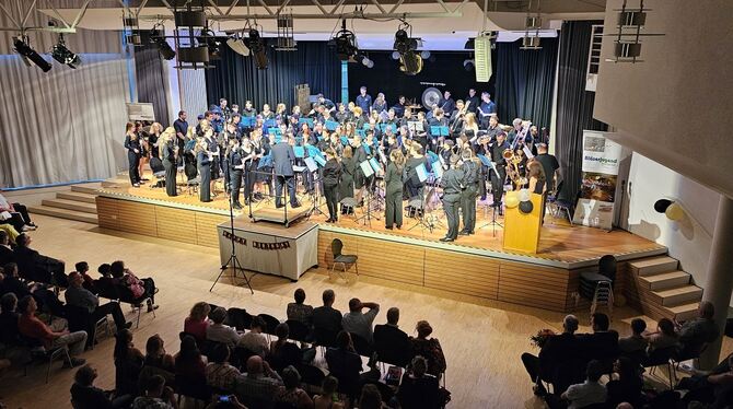 Das große Orchester aus ehemaligen und aktiven  Spielern sorgte für begeisterten Applaus.  FOTO: JOCHEN