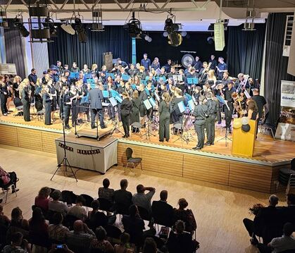 Das große Orchester aus ehemaligen und aktiven  Spielern sorgte für begeisterten Applaus.  FOTO: JOCHEN  