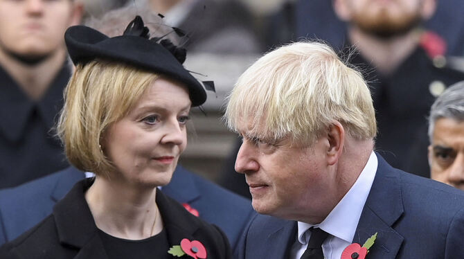 Die beiden Ex-Premierminister Liz Truss (links) und Boris Johnson wettern gegen das »bescheuerte« Anti-Raucher-Gesetz ihres Nac