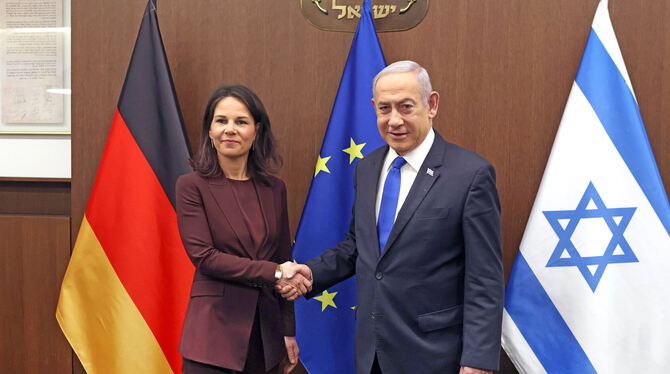 Israels Premierminister Benjamin Netanjahu  begrüßt die deutsche Außenministerin Annalena Baerbock in Tel Aviv.