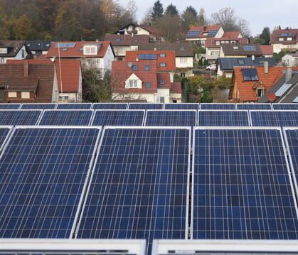 Nicht nur auf dem Dach der Gemeinschaftsschule Pliezhausen (vorne) stehen Solarpaneelen, die Strom erzeugen. Auch auf einigen Pr