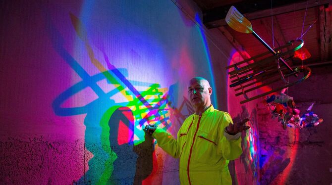 Leuchtend bunt: Künstler Serge Le Goff spielt mit Lichteindrücken.  FOTO: LINDENHOF