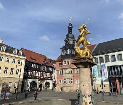 Der Marktplatz in Eisenach mit Stadtpatron St. Georg. Hier läuft manches anders als in anderen Städten.  FOTOS: GRIMM