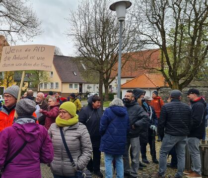 Demonstranten auf dem Dorfplatz, AfD-Sympathisanten in der Mägerkinger Festhalle: Die beiden Gruppen hielten sich zahlenmäßig in
