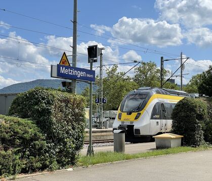 Ein Regionalzug verlässt den Bahnhof von Metzingen in Richtung Tübingen und bringt Pendler zur Arbeit. Auf der Strecke kommt es 