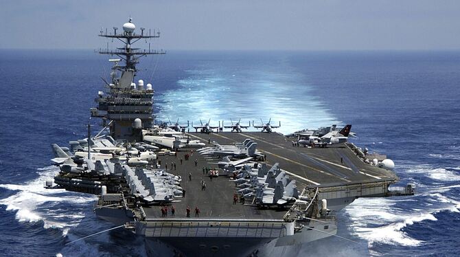 Die Staaten geben immer mehr Geld für Rüstung aus wie für den US- Flugzeugträger  USS Carl Vinson (CVN 70).