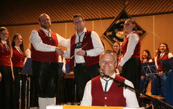  Franz Geiselhart (von links) übergibt den Dirigentenstab an Marcel Jäger,  mit ihnen freuen sich Mathias  Roggenstein, der Vors