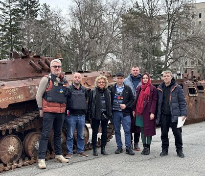 Vor zerstörten russischen Panzern in Mykolajiw: (von links) Holger Weiblen, Jochen Kleih, Beate Müller- Gemmeke, Martin Salzer, 