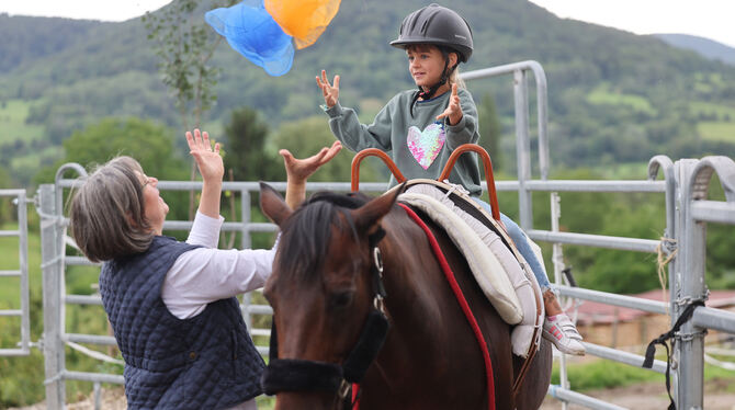 Die Therapie mit Pferden ist nur  ein Beispiel für die Arbeit des Pfullinger Vereins Sonnenstrahlen mit den Kindern schwerkranke