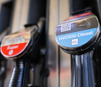 Bald wird es an vielen Tankstellen in Deutschland einen neuen, klimaschonenden Diesel-Kraftstoff geben.