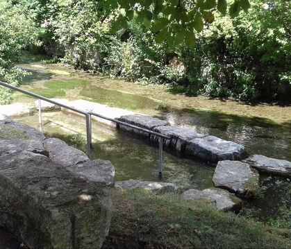 So könnte die Kneipp-Wassertretanlage einmal aussehen. Es wäre die erste an der Reutlinger Echaz.  FOTO: KNEIPPVEREIN 