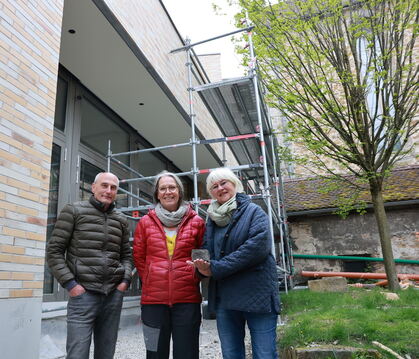Sieger Maier (von links), Christine Stuhlinger und Felicitas Vogel von ikuh im Garten des Kulturhauses.