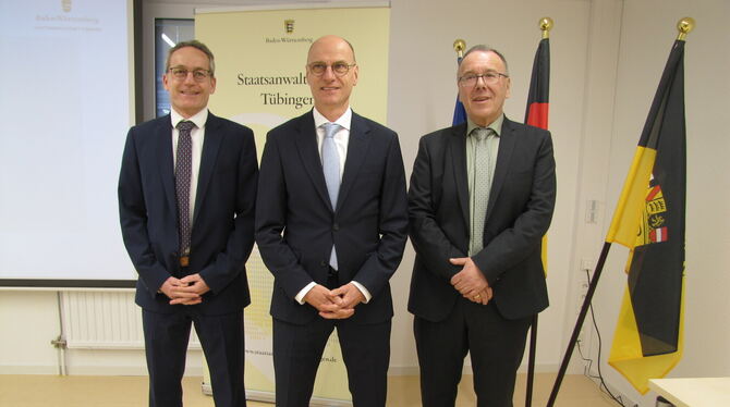Sie stellten die Bilanz der Tübinger Staatsanwaltschaft für 2023 vor (von links): Nicolaus Wegele (Pressesprecher), Matthias Gru
