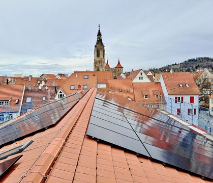 Die neue Photovoltaikanlage auf dem Dach des Matthäus-Alber-Hauses mit Blick auf die Marienkirche.   FOTO: BERTRAM/EVANGELISCHE 