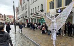 Straßenkünstler haben in der Reutlinger Wilhelmstraße die Menschen unterhalten, die auf Einlass in den Søstrene Grene-Store wart