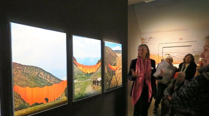 Kunstmuseums-Mitarbeiterin Judith Kleiner erläutert den GEA-Lesern Christos Projekt »Valley Curtain«.