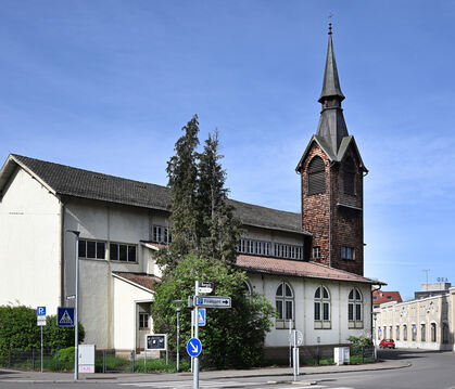 Als "Notkirche" während der Marienkirchen-Sanierung erbaut, am 29. April 1894 eingeweiht, gehört die Leonhardskirche in Reutling