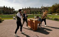 Die Hanke Brothers musizieren im Video zum neuen Stück "Caprice" in Hof und Garten von Schloss Weikersheim.