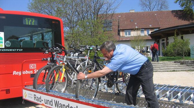 Der Rad-Wanderbus bringt Ausflügler zu den Zielen im Lautertal.  FOTO: PR