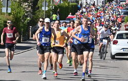 Der Mössinger Stadthauptlauf über zehn Kilometer angeführt vom späteren Sieger Christian vom Hagen (Startnummer 281) und dem Zwe