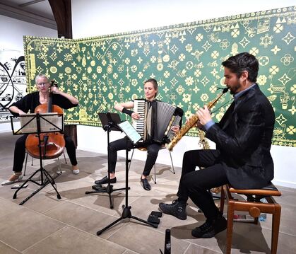 Das Trio Sæitenwind in der Ausstellung "Florian Haas. Historienschnitte": Karolina Öhman am Cello, Olivia Steimel am Akkordeon u