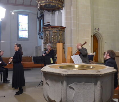 Aufführung mit Barockinstrumenten: Das Kirchenmusik-Ensemble und Sängerin Jana Czekanowsk in der Martinskirche Münsingen. FOTO: 