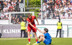 Die Stuttgarter Kickers und der VfB Stuttgart II trennen sich 2:2. FOTO: VOGEL/EIBNER