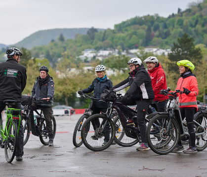 Hilfreiche Tipps und praktische Übungen: GEA-Leser beim E-Bike-Sicherheitstraining der Kreisverkehrswacht.