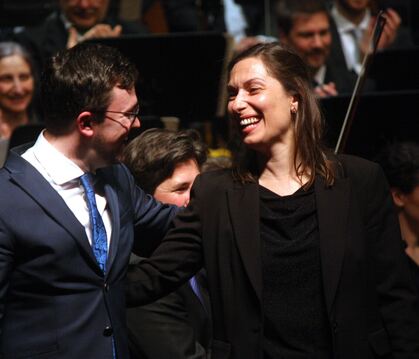 Pianist Frank Dupree und Dirigentin Ariane Matiakh beim "Sonntags um elf"-Konzert in der Reutlinger Stadthalle. 