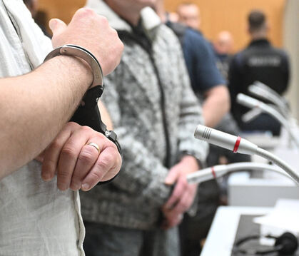 In Handschellen und hinter dickem Glas: Die Angeklagten eines Prozesses in Stuttgart sind stark gesichert. 