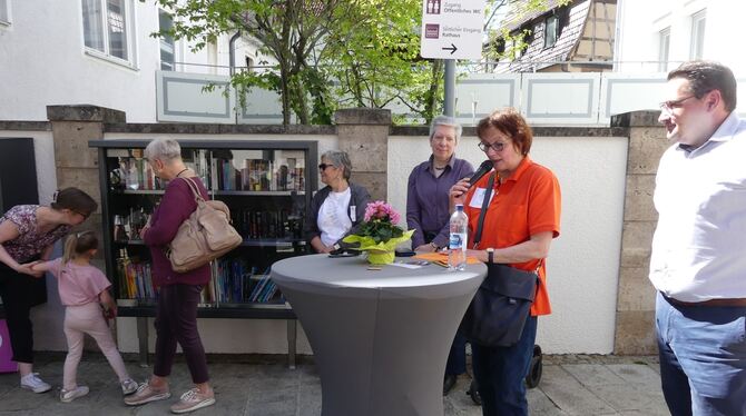 Der Bücherschrank am Metzinger Rathaus wird eröffnet. Am Mikrofon Cornelia Grantz-Hild, die Initiatorin dieser neuen Einrichtung