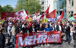 Teilnehmer einer Kundgebung des Deutschen Gewerkschaftsbundes  in Dresden zum 1. Mai stehen auf dem Dr.-Külz-Ring. Die Gewerksch