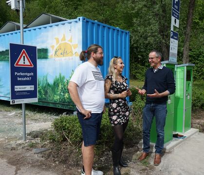 Clemens (links) und Vildana Vohrer erläutern mit Bürgermeister Bernd Haug das neue Parkraumkonzept. An der Parkplatz-Einfahrt wa