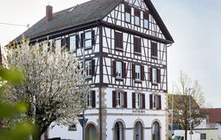 Ortsbildprägender Rommelsbacher Verwaltungssitz: das örtliche Rathaus mit seiner Fachwerlfassade.                  