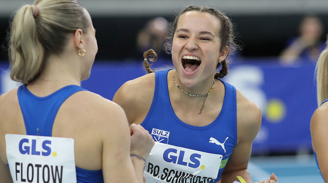 Rosina Schneider (rechts) kann kaum glauben, dass sie bei der deutschen Hallenmeisterschaft gewonnen hat.